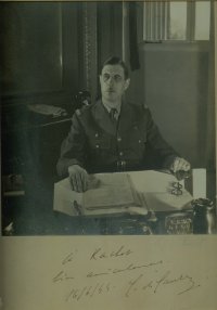 Scan original de Dédicace de son portrait par le général De Gaulle